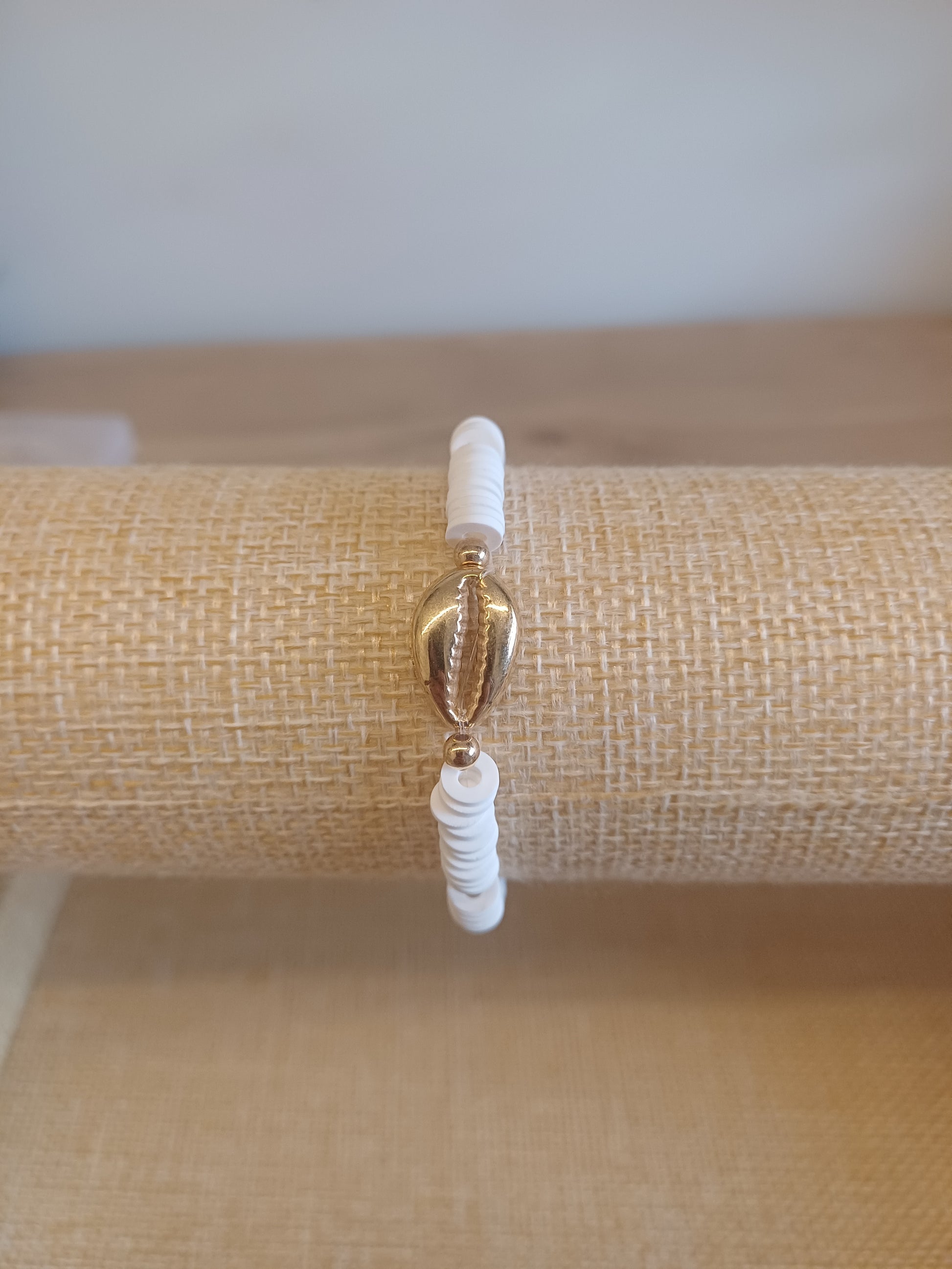 Goud+witte schelpen armband